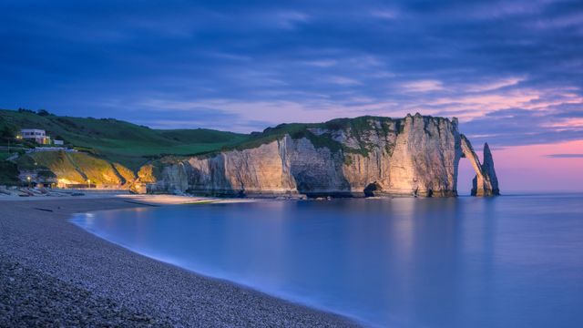 Os penhascos de giz de Étretat, Normandia, França