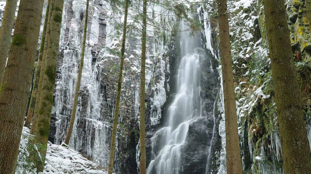 Der Burgbachwasserfall nahe Bad Rippoldsau-Schapbach im Winter, Baden-Württemberg, Deutschland 