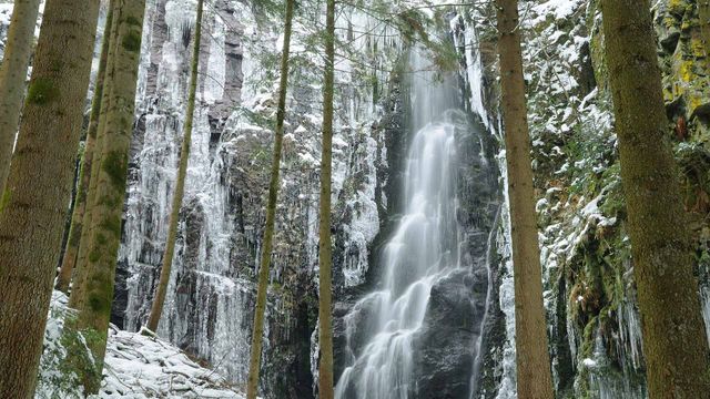 Der Burgbachwasserfall nahe Bad Rippoldsau-Schapbach im Winter, Baden-Württemberg, Deutschland 