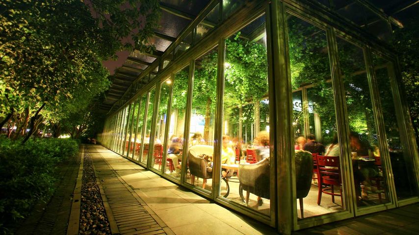 浙江省杭州市，在玻璃餐厅享受餐点的人们