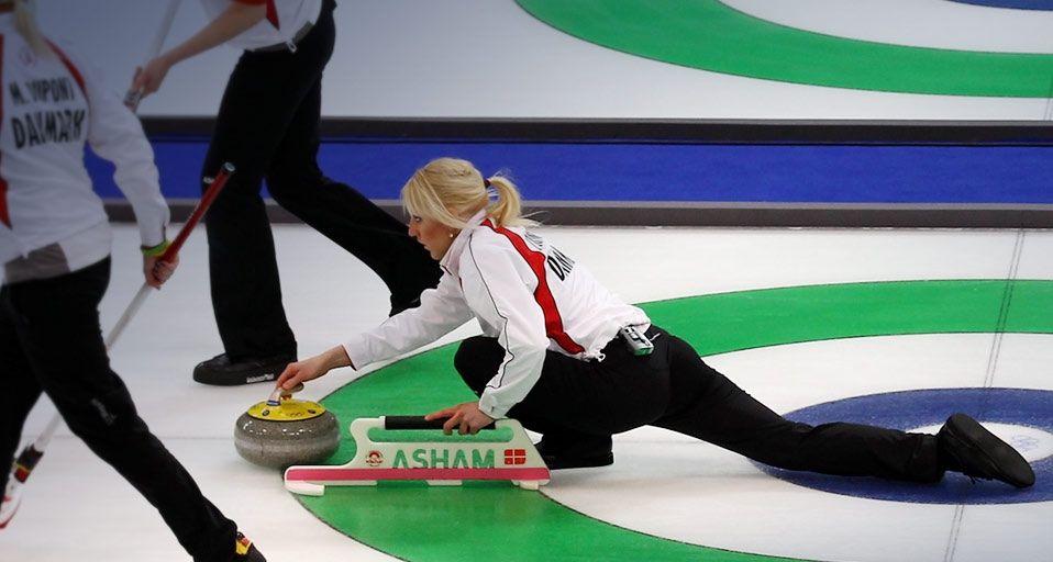 Die dänische Curlerin Denise Dupont bei der Abgabe eines Steins während des Aufeinandertreffens von China und Dänemark bei den Winterspielen von Vancouver am 19. Februar, 2010