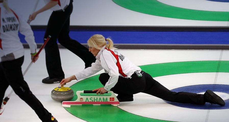 Die dänische Curlerin Denise Dupont bei der Abgabe eines Steins während des Aufeinandertreffens von China und Dänemark bei den Winterspielen von Vancouver am 19. Februar, 2010