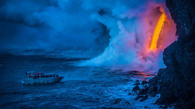 一艘游船经过时熔岩流撞击水面产生爆炸,夏威夷火山国家公园