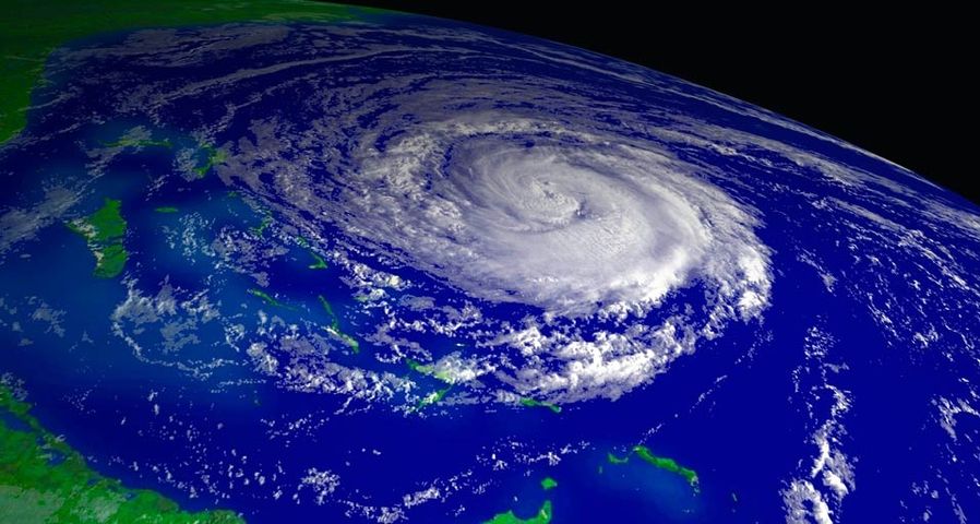 从外太空拍到2004年席卷巴哈马的飓风“珍妮”
