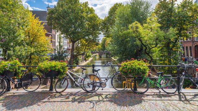 Fahrräder auf einer Brücke in Utrecht, Niederlande