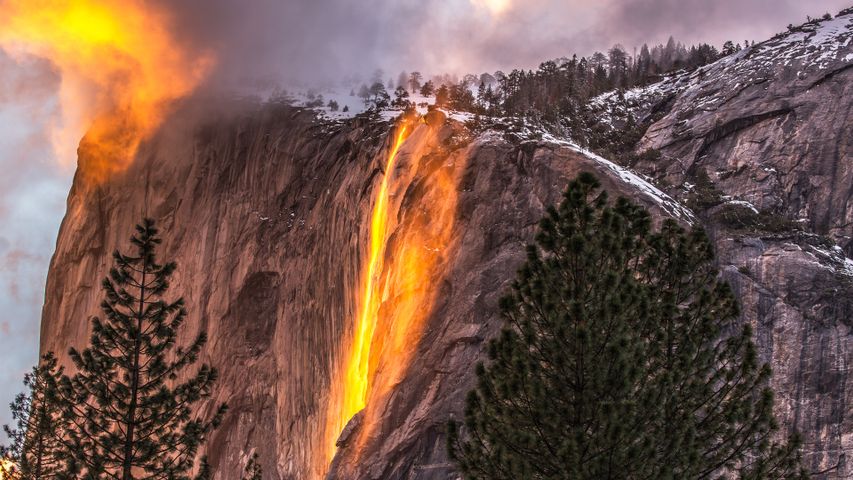 Cascata di fuoco a Horsetail Fall, Parco Nazionale dello Yosemite, California, USA