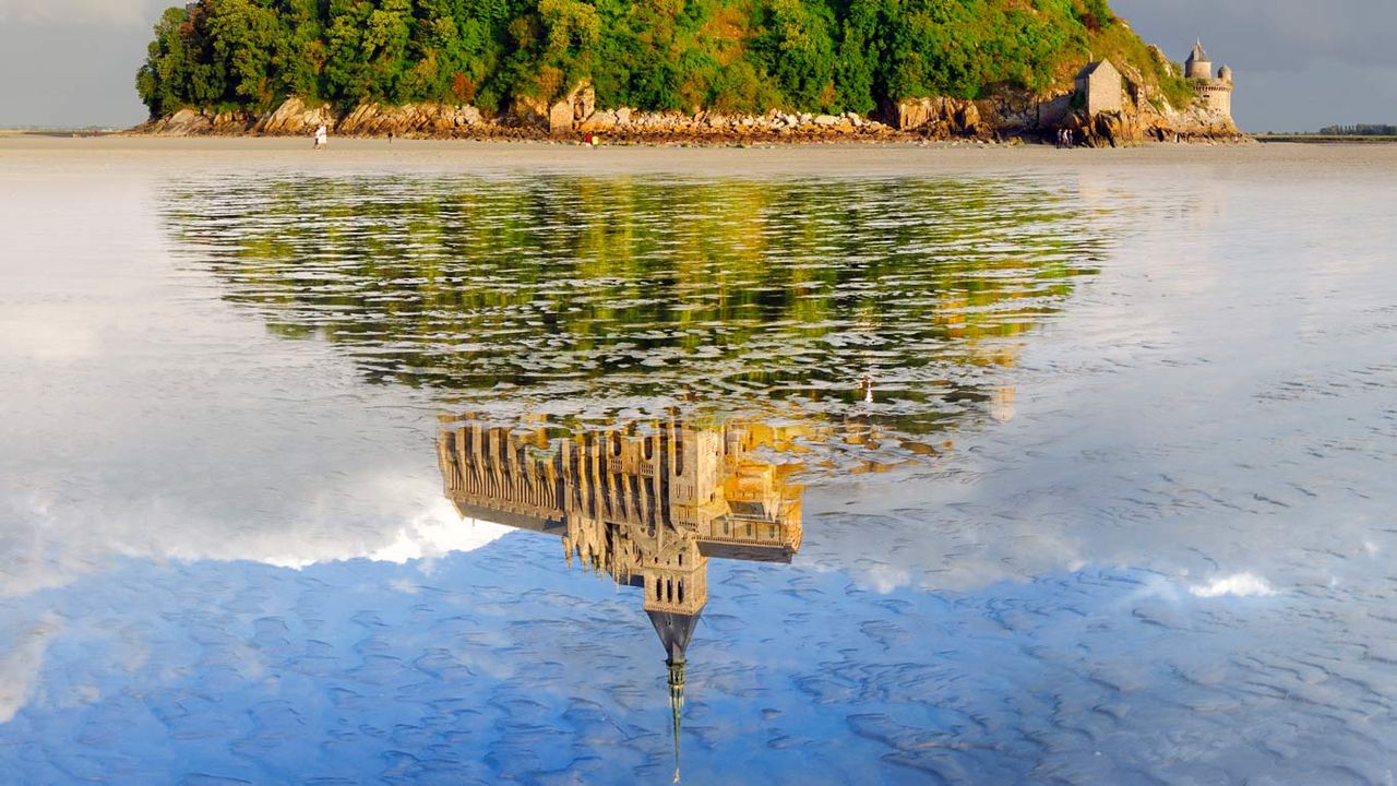Mont Saint-Michel se reflétant dans l’eau, Normandie 