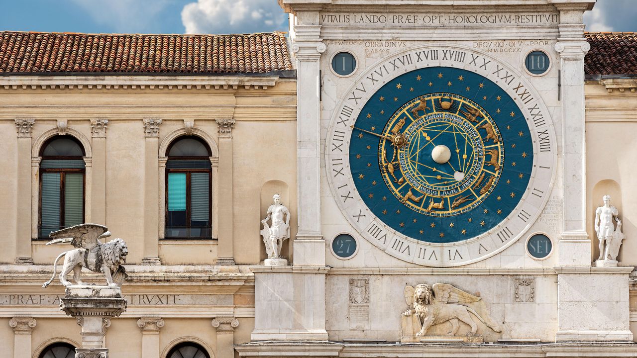 Torre dell'Orologio e statua in marmo del Leone alato di San Marco, Piazza dei Signori, Padova, Veneto