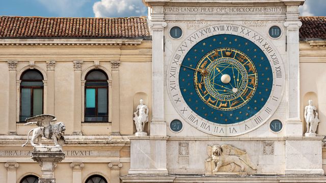 Torre dell'Orologio e statua in marmo del Leone alato di San Marco, Piazza dei Signori, Padova, Veneto
