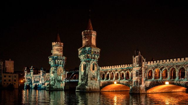 Diseños proyectados en el puente Oberbaum durante el Festival de las Luces anual en Berlín, Alemania