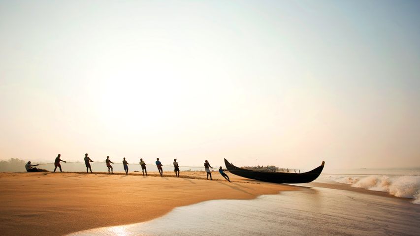 ｢プーバー・ビーチの漁師たち｣インド, ケーララ州