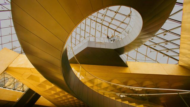 Treppen unter der Pyramide des Louvre in Paris, France