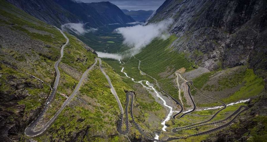 挪威蜿蜒崎岖的山地公路