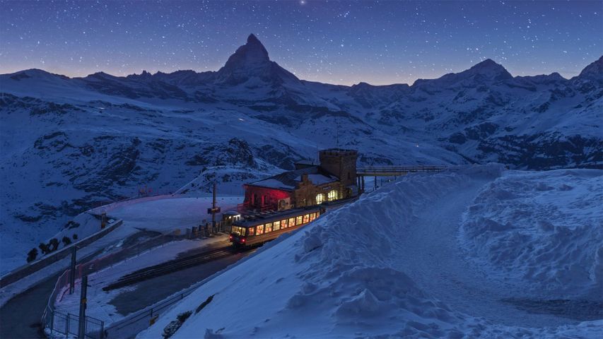 Estación ferroviaria de Gornergrat con el monte Cervino al fondo, en Zermatt, Suiza