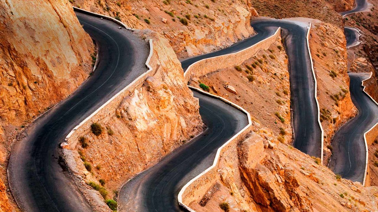 Col de montagne dans l’Atlas au-dessus des gorges du Dadès, Maroc