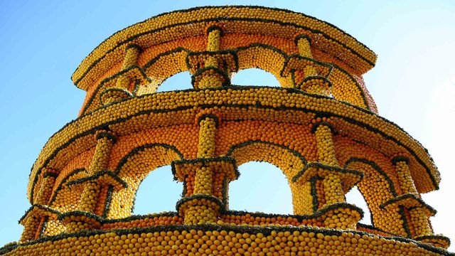 Sculpture en citrons et oranges pendant la parade de la Fête du citron de Menton 