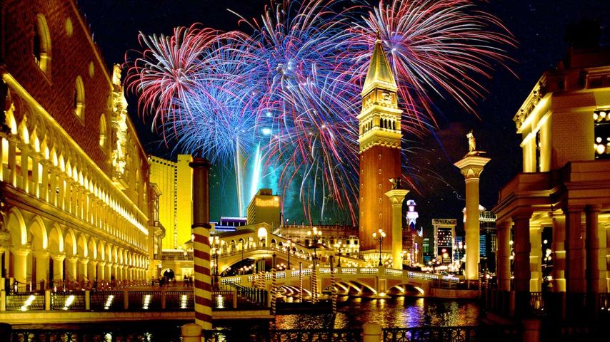 美国拉斯维加斯，威尼斯人酒店上空的焰火