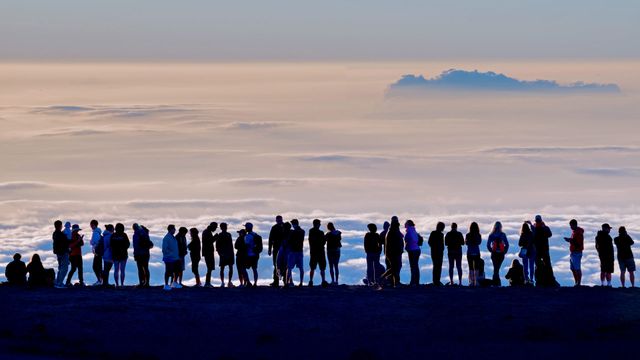 海勒卡拉国家公园的哈莱亚卡拉火山顶端的游客,美国夏威夷州