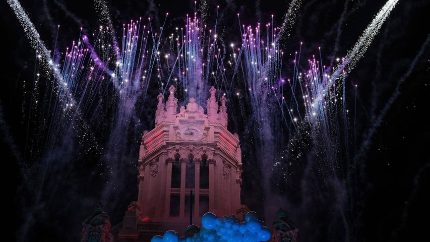 Fuegos artificiales sobre el Palacio de Cibeles la víspera de Reyes