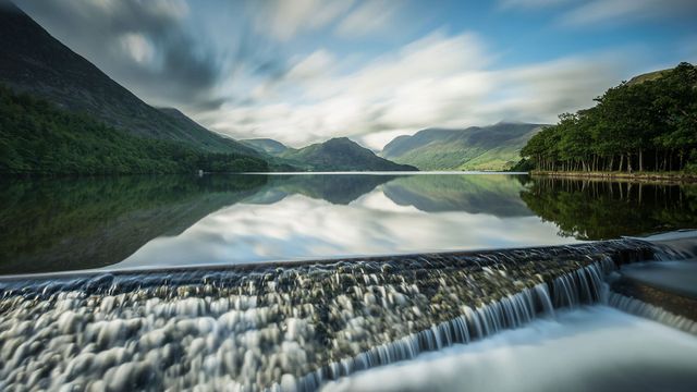 Reflejos sobre Crummock Water, en la Tierra de los Lagos, Cumbria, Inglaterra