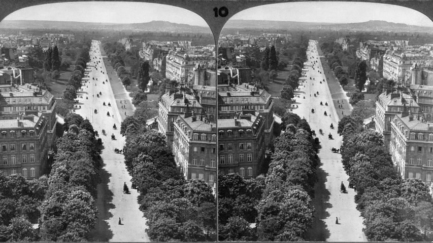 Carte stéréo Underwood & Underwood représentant l’avenue du Bois de Boulogne (Avenue Foch) prise depuis l’arc de Triomphe vers le mont Valérien