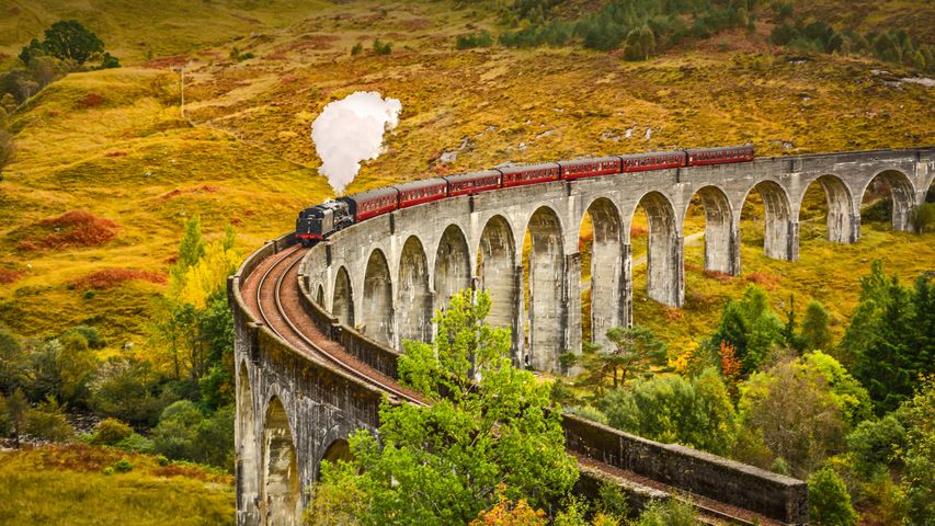 Der Jacobite-Dampfzug beim Überqueren des Glenfinnan-Viadukts in Inverness-shire, Schottland