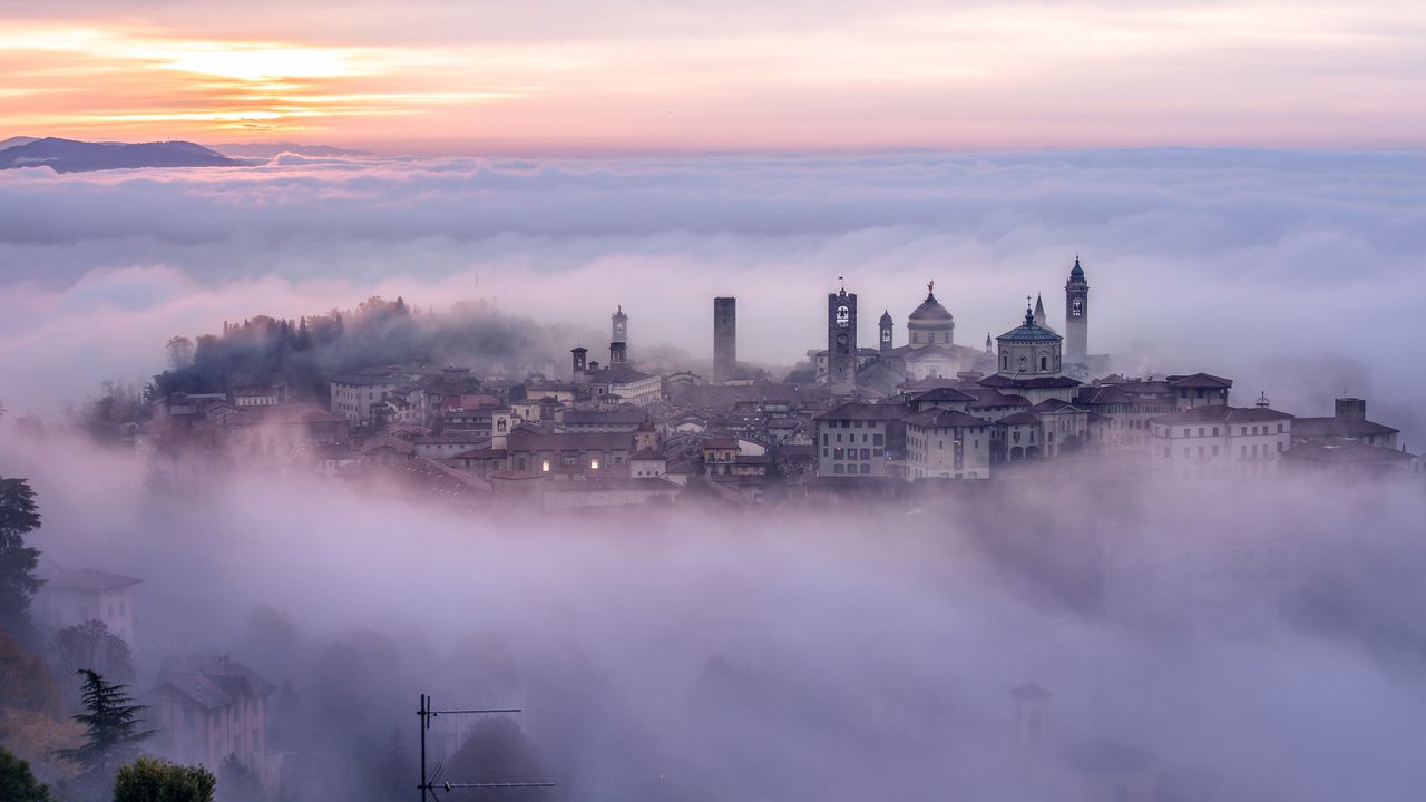 Città Alta di Bergamo avvolta dalla nebbia, Lombardia