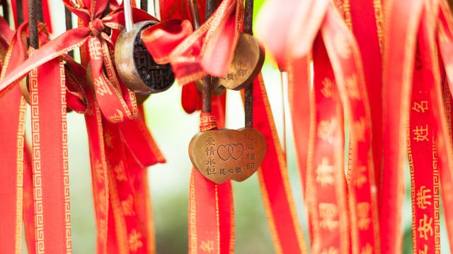 【今日七夕】Love locker on a red stripe hanging in a temple in Chengdu, China © Philippe LEJEANVRE/Getty Images