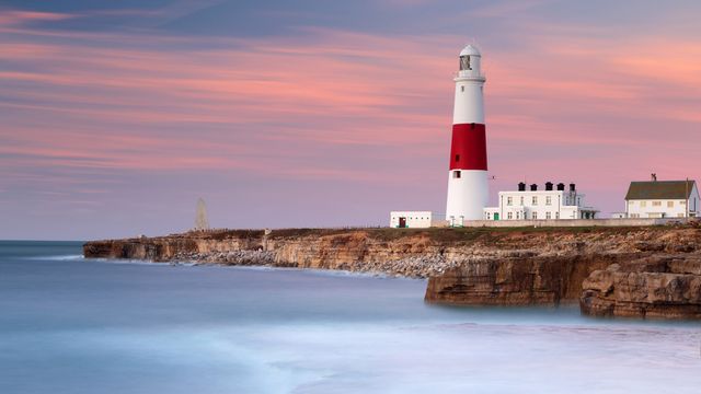 Portland Bill Lighthouse in der Morgendämmerung, Isle of Portland, Grafschaft Dorset, England