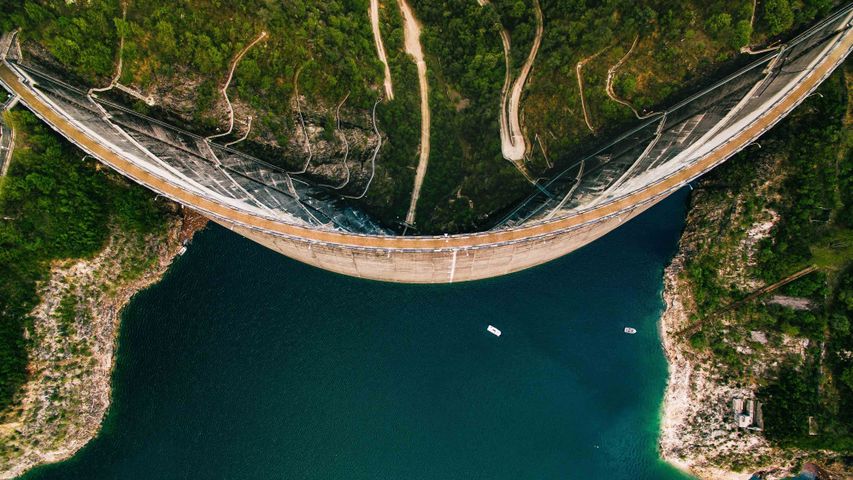Vista aérea da Ponte Cola, barragem de Valvestino, província de Brescia, na Lombardia, Itália