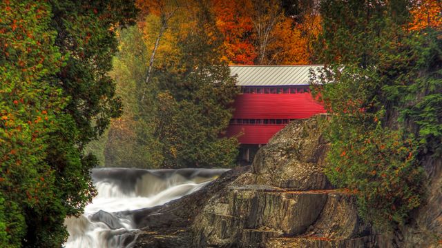 Pont Rouge (Rote Brücke) über den Palmer River in Sainte-Agathe-de-Lotbinière, Québec, Kanada