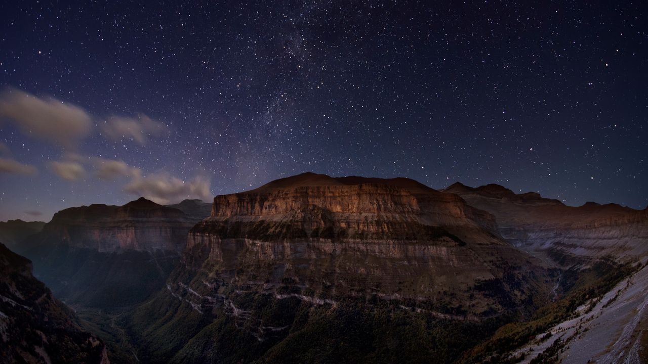 Noche estrellada en el Valle de Ordesa, Aragón, España