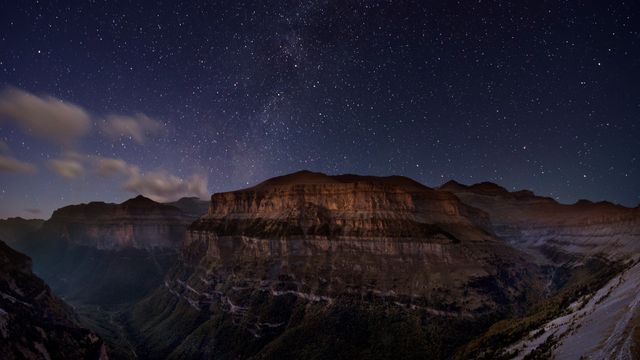 Noche estrellada en el Valle de Ordesa, Aragón, España