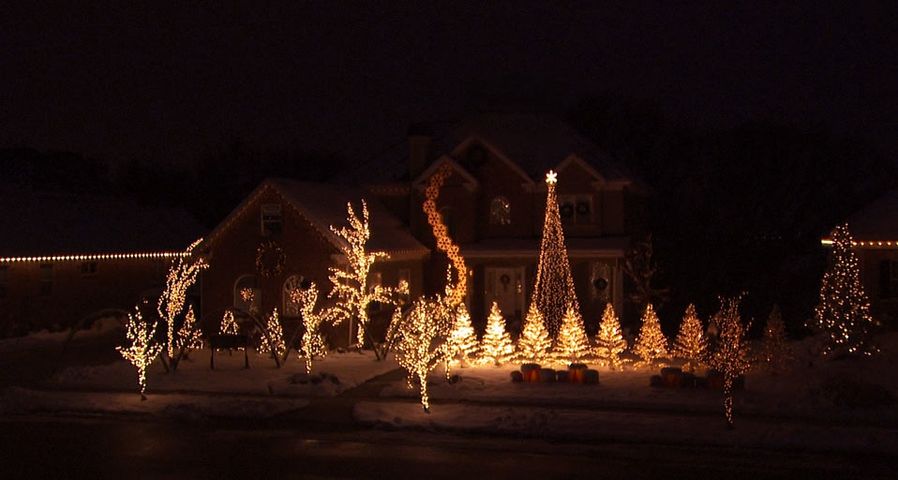Ein Haus in festlicher Weihnachtsbeleuchtung