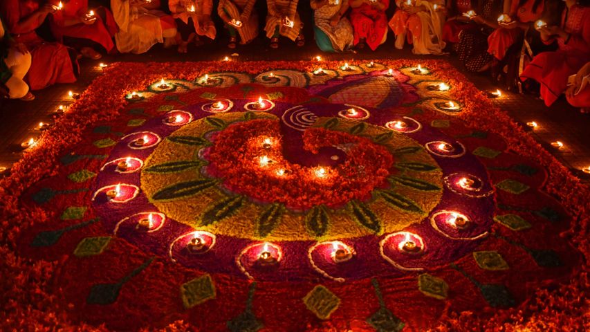 Lámparas de aceite dispuestas en un rangoli para celebrar Diwali en Guwahati, India
