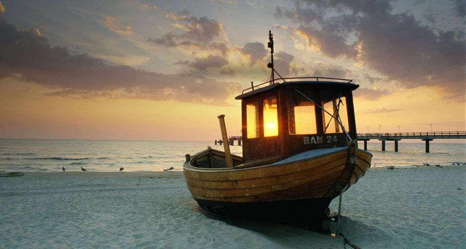 Fischerboot am Strand von Bansin auf der Insel Usedom, Mecklenburg-Vorpommern