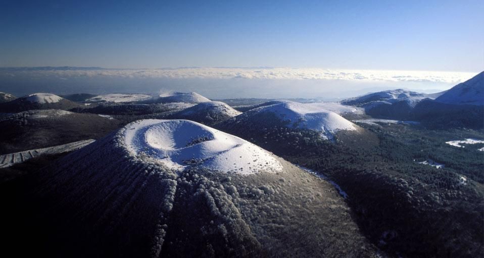 Vue aérienne du Puy de Côme dans le parc naturel régional des volcans d’Auvergne