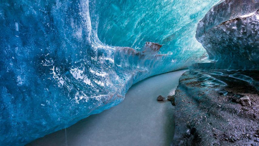马他奴思卡冰川里的冰隧道，阿拉斯加州 