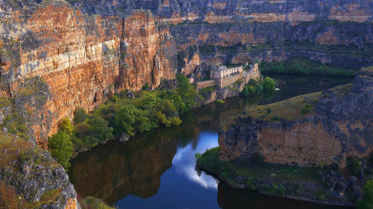 L’ancien monastère de Nuestra Señora de la Hoz dans les gorges de la rivière Duratón, Castille-et-León, Espagne