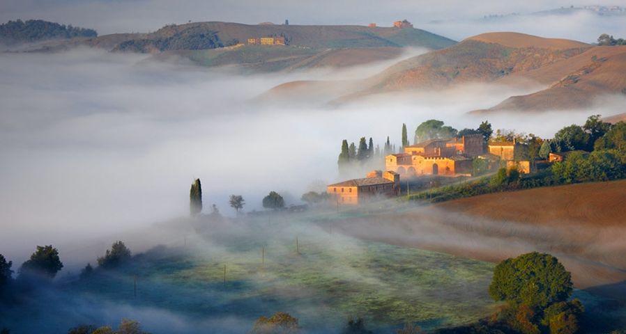 Die Crete Senesi gehüllt in morgendlichen Nebel, Italien – Fabio Muzzi/Corbis ©