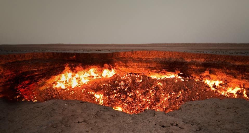 Das "Tor zur Hölle" bei Darvaza in der Karakum Wüste, Turkmenistan – Image Source/Superstock ©