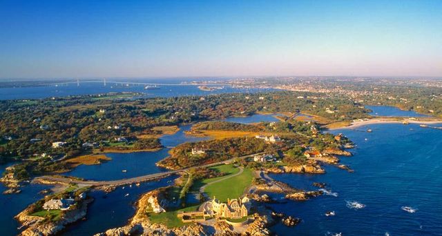Luftbild nahe des Ocean Drive in Newport, Rhode Island