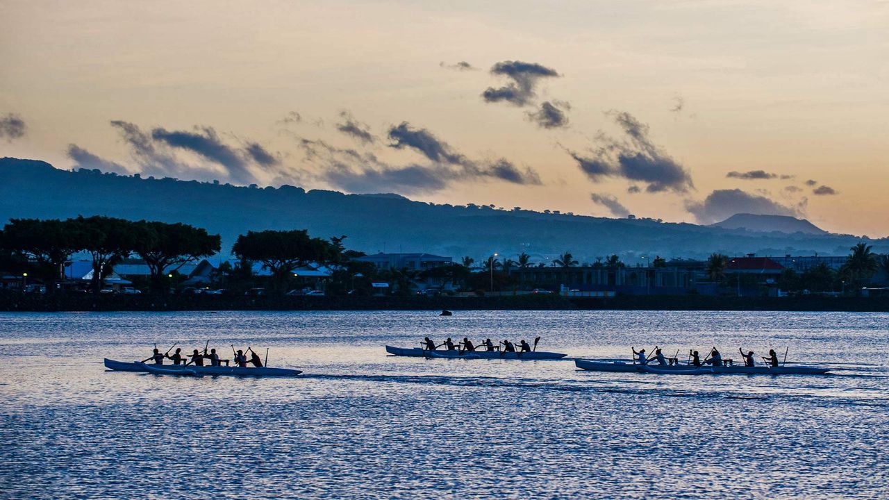 Kanus im Hafen von Apia, Samoa 
