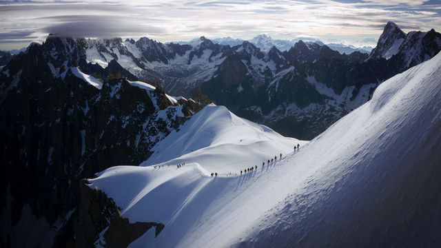 Des alpinistes en pleine ascension sur l’Aiguille du Midi, Massif du Mont-Blanc, Chamonix