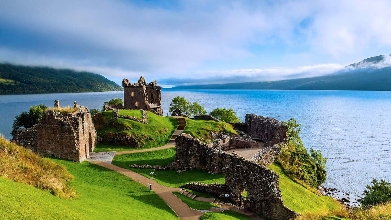 Château d’Urquhart et le Loch Ness dans les Hautes Terres d’Écosse