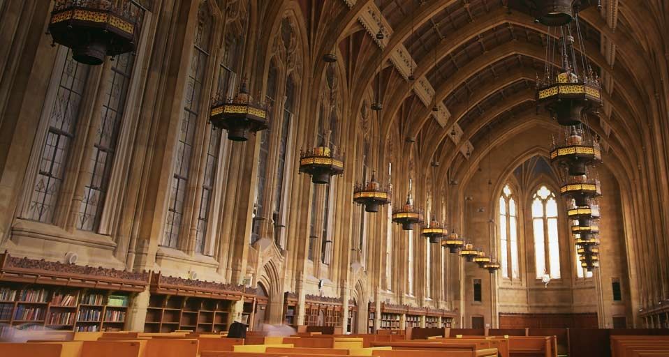 Innenansicht des Lesesaals der Suzzallo-Bibliothek, Universität von Washington, Seattle