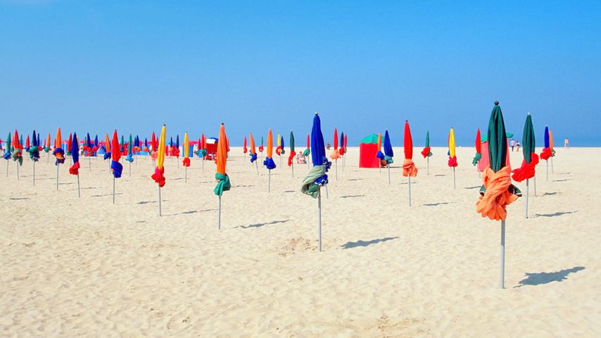 Parasols sur la plage de Deauville, Calvados, Basse-Normandie