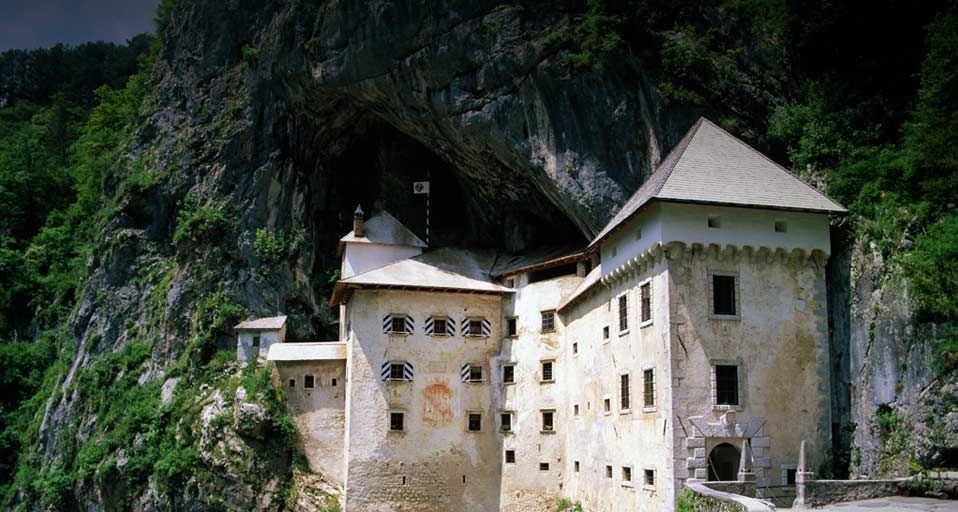 Die Höhlenburg Predjama in der Nähe von Postojna, Slowenien –- Jose Fuste Raga/Photolibrary ©