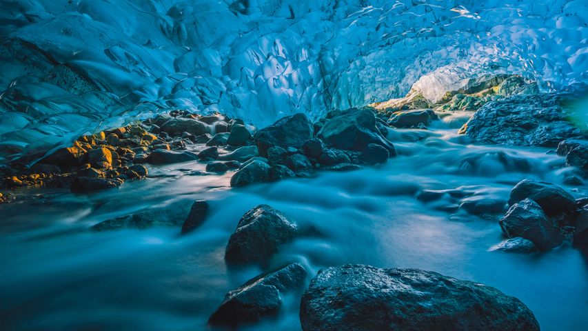 Rivière figée dans une grotte de glacier, glacier Vatnajökull, Islande