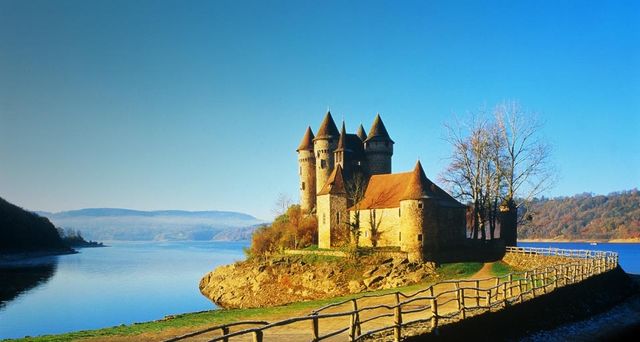 Château de Val dans la commune de Lanobre, département du Cantal, Auvergne